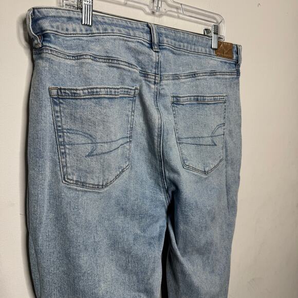 American Eagle Strigid Mom Jeans Women’s Size 16 Short High Rise Light‎ Wash - Picture 7 of 13